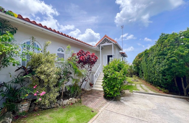 Near Sugar Hill cool 3 bedroom split level, pool and garden townhouse