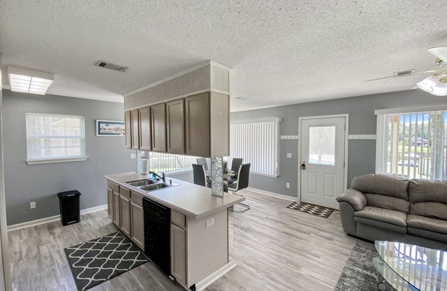 Near UWF/Hospitals/PSC. Pool & Lakefront!-Ask about the Winter deals
