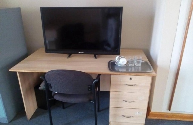 Neat guest suite with office corner - 2101