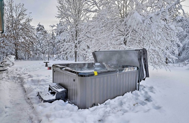 Nekoosa Golf Course Retreat w/Hot Tub!
