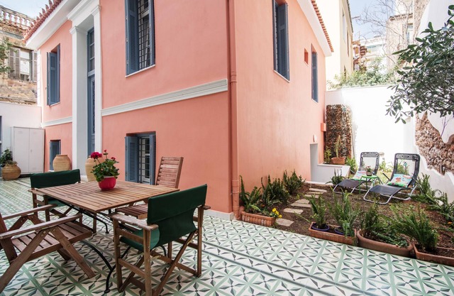 Neoclassical house with garden in the center of Athens.