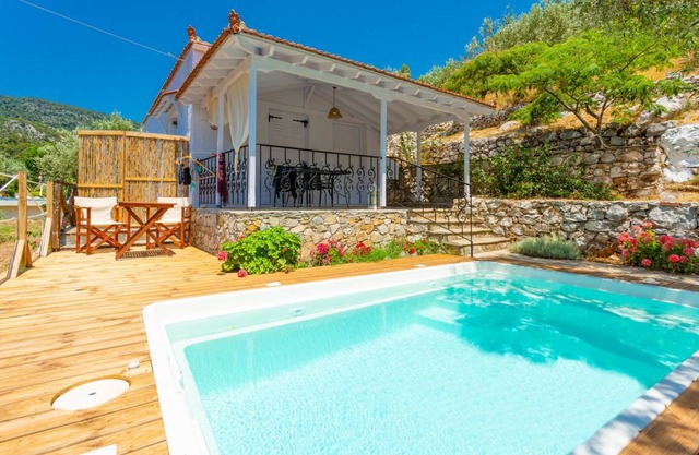 Neptune: Private Pool, Walk to Beach, A/C, WiFi