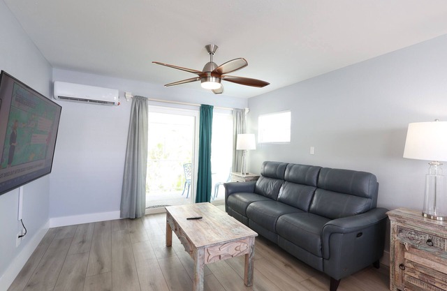Nest Cottage Across street from beach and Heated Pool