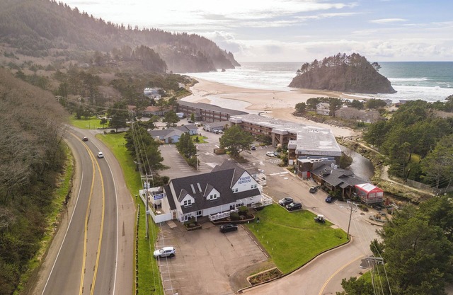 Nest Market Loft -2 bed lux Neskowin loft. Steps to beach & market. Great rates!