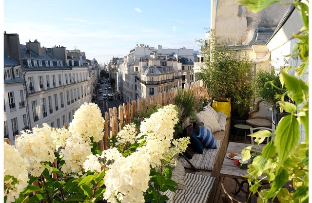 Nest on the roofs in the heart of Paris with terrace