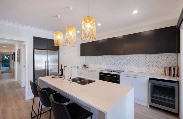 Nest: Sunset skies & family fun. Stunning family home, pets welcome, pizza oven
