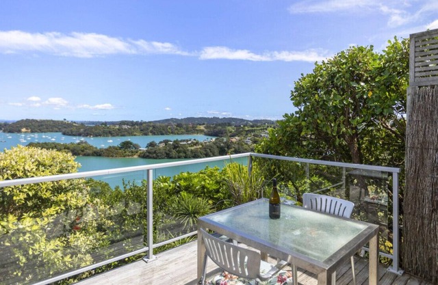 Nestled high on the hill overlooking Putiki Bay