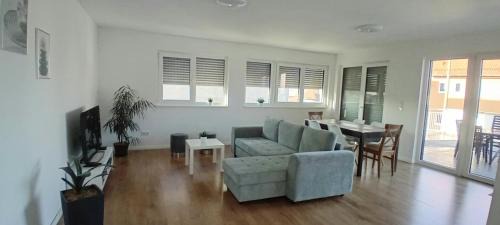 Neubau Appartement mit Terasse, privater Eingang,Parkplatz,Küche