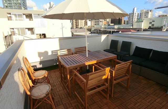 New 141 sq.m. 5LDK detached house with rooftop balcony. Six-minute walk from Kanamecho Station. From major stations, it is 2 minutes to Ikebukuro by train, 12 minutes to Shinjuku 3-chome, 18 minutes to Shibuya, and 24 minutes to Ginza 1-chome.