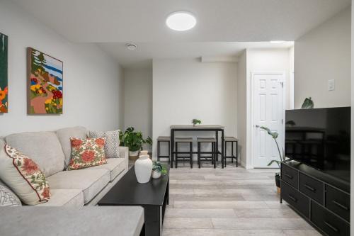 NEW! 2BR Private Suite SE Calgary - FREE Banff Pass, Netflix, Parking!