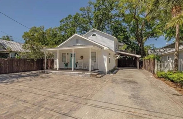 NEW 3 bdrm cottage in SSI with private pool/hot tub…walking distance to beach!