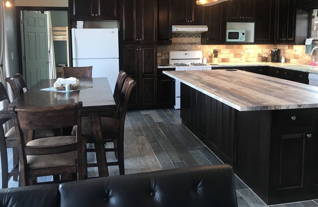 New 3 Bed, 2 Bath Cabin in Scenic Indianola Valley