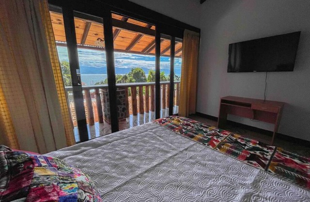 NEW ✮ 3 Spacious Bedrooms w/Lake View and Garden