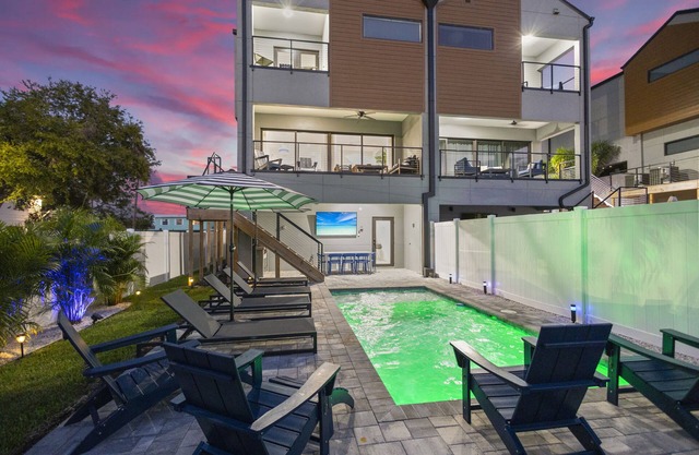 NEW 4Bed 3Bath, Private Heated Saltwater Pool, Walk2Beach, Game Room, Elevator, Sleeps 10