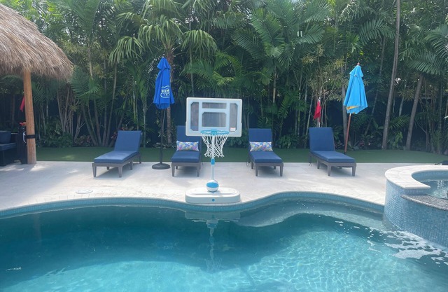 New 4BR/4BA Sleeps 12+ minutes to Beach & Duval St. Private backyard pool oasis