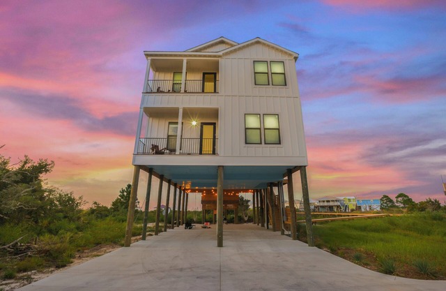 New! 5BD+Private Pool! 3 Decks with amazing views!