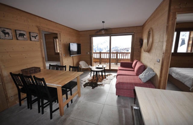 New and warm apartment with panoramic view, direct access to the slopes