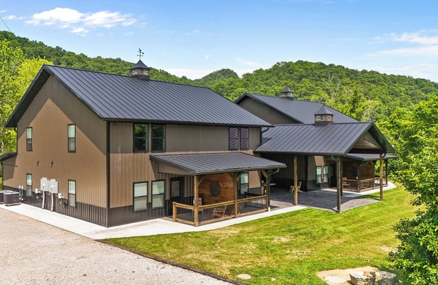 New Barndominium/12 Guest/2 Hot Tubs/2 Kitchens/2 Firepits
