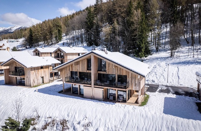 New chalet in La Plagne, direct ski access, sauna, parking, 5 bedrooms