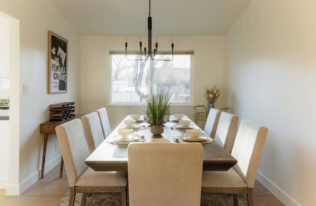 NEW! Chic+Cozy, Sleeps 10, King Bed, Work Desk, Tahoe 30 min, Mt Rose Ski 20 min