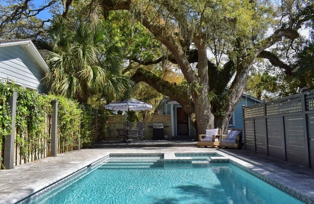 NEW: Classic SSI BEACHHOUSE w/GUESTHOUSE and POOL!