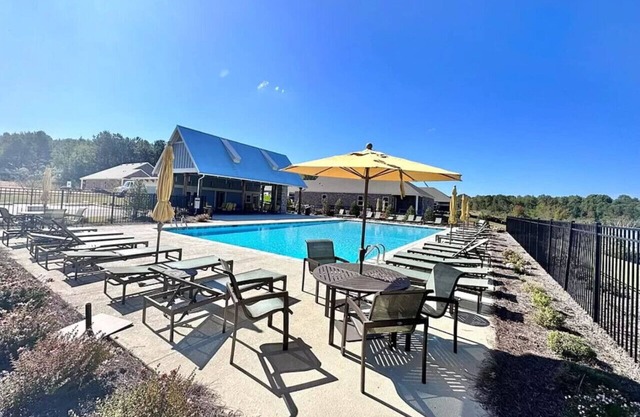 New Construction 4 bedroom Home on Lake/Pool in AU