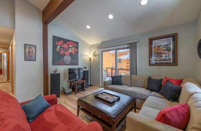 ~NEW~ Cozy Truckee Cabin ~ Close to Donner Lake, Downtown Truckee, and More!