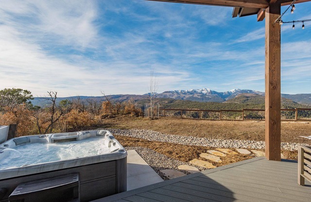 New Custom Home on 35 Acres - Amazing Mtn Views -15 Min to DGO - AC/Hot Tub