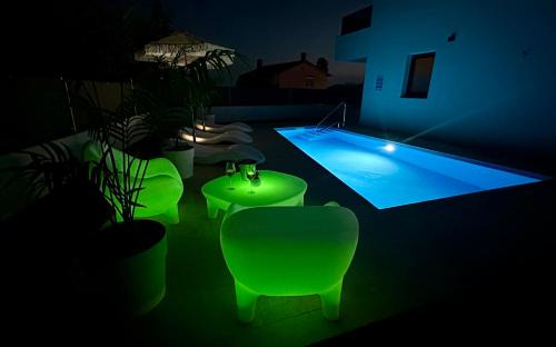 New exclusive apartment Green Horizon with garden, hot tub and private pool near the sea