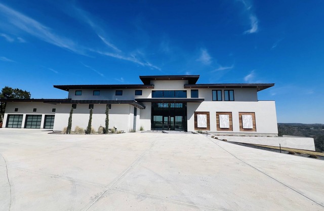 New Lake Estate: Pickleball, Tennis, Pool on site. Great for SXSW, ACL, F1, Golf