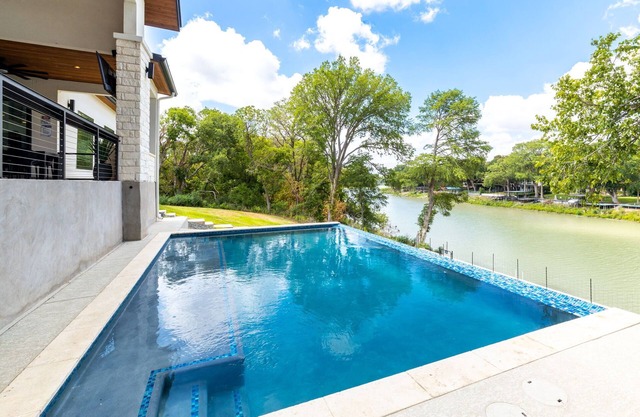 NEW! Lakefront lux - pool, hot tub, game room, pets, sleeps 20! No cleaning fee!