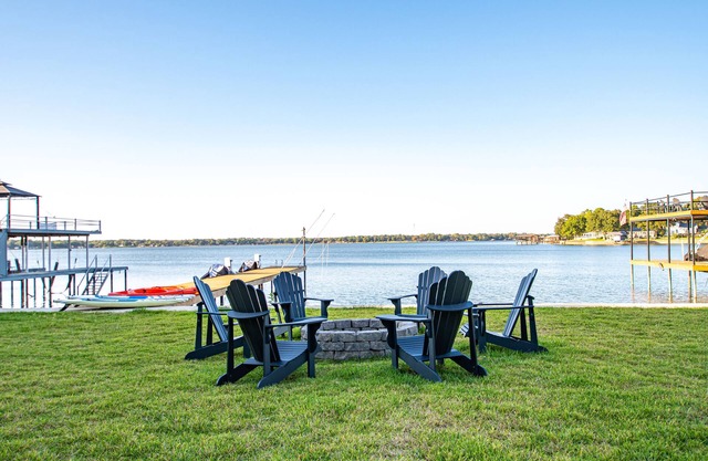 NEW Lakefront Luxury/5 bedroom/5 bathroom/LakeViews/Sleeps 18
