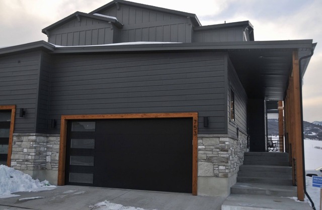 New Lakeside Home with Resort Amenities