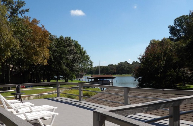 NEW! Lakeside retreat w/Dock on Cedar Creek Lake