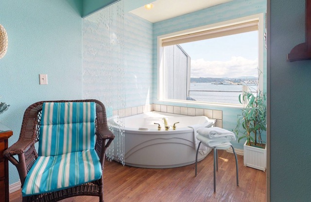 New listing! Bayfront studio w/ jetted tub, fireplace & balcony - near the beach