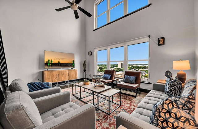 NEW LISTING- Bridges of the Brazos- Dwtn Condo w/Views, 3blk to Magnolia