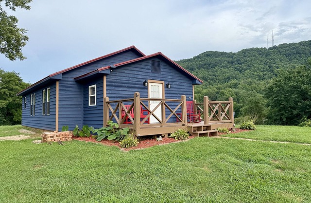 New listing Cozy 2-bedroom/2-bath cabin in serene Happy Valley near Blowing Rock