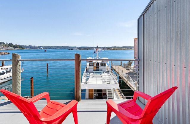 New listing! Deluxe bayfront studio w/jetted tub & fireplace - near the beach!