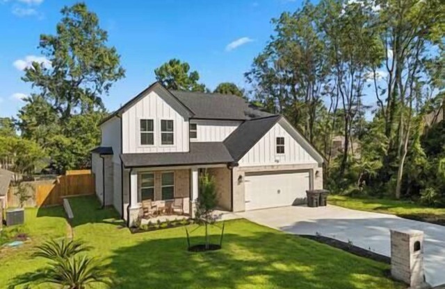 New Listing* Modern Lake Conroe Oasis Pool Access, Near Golf, New Listing Modern Lake Conroe Oasis