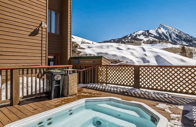 New listing! Modern condo near slopes w/ shared hot tub & private balcony!