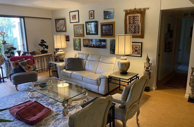 New listing on gorgeous, historic Kahala Beach!