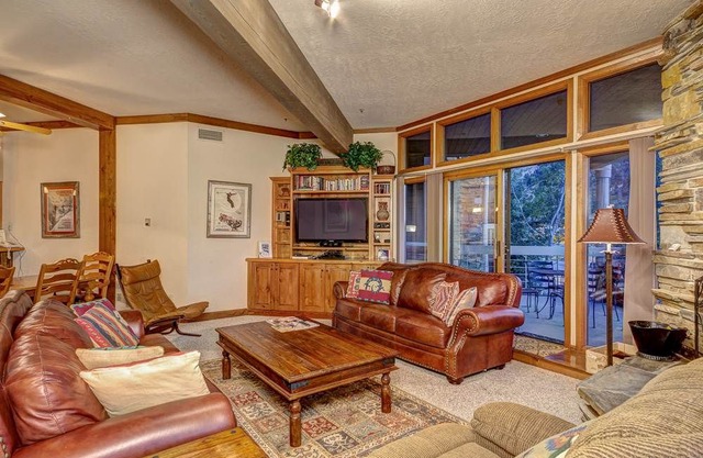 NEW LISTING! Powder Run B21 ( 3 Bedroom condo )