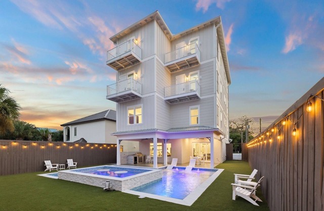 New Listing! Private Pool and Spa! Game Room! Elevator! Grill! Bikes! Sleeps 44!