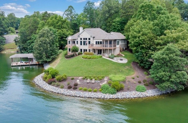 NEW LISTING! Secluded 5br Lakefront Oasis with Dock+Firepit+Kayaks- Sleeps 18