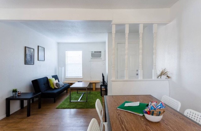 New Listing! Simple and comfortable 2 bdrm near downtown/AUS