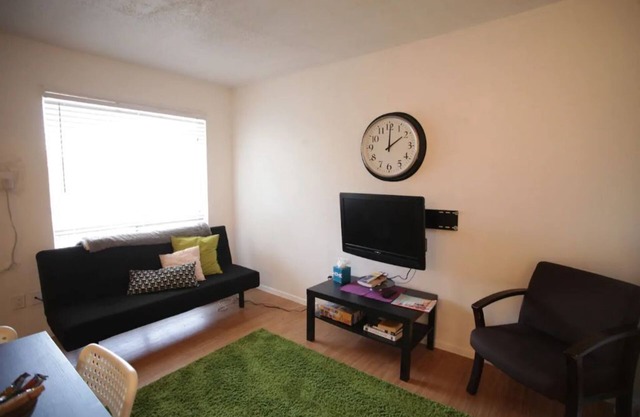 New Listing! Thrifty & functional 1BD Apt near AUS and downtown