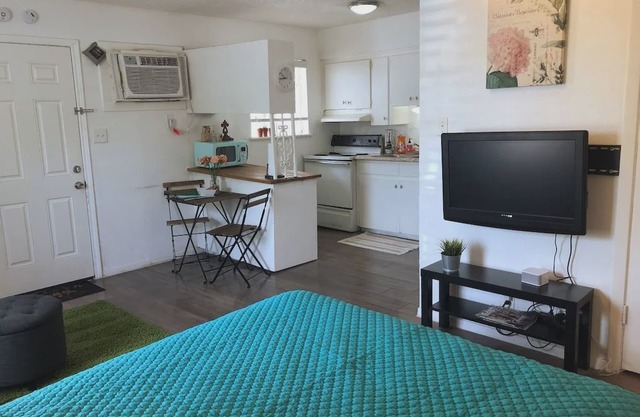 New Listing! Thrifty / functional studio near AUS / downtown