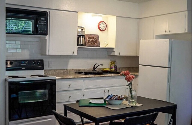 New Listing! Thrifty & Functional 2 BD near AUS and downtown