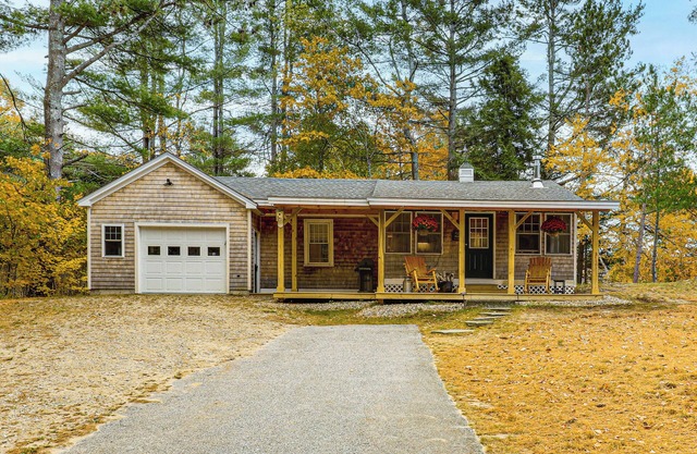 New London Cottage w/Grill, Lake & Beach Access