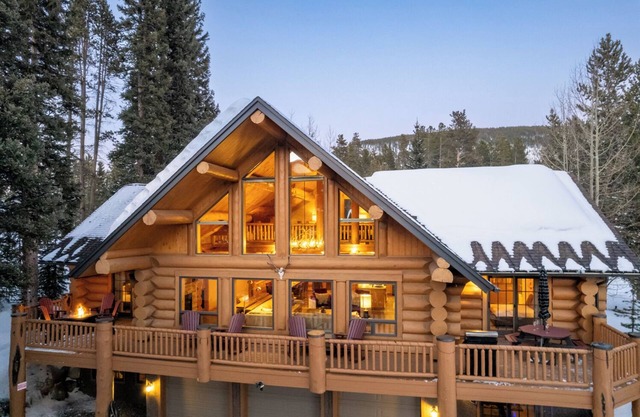 NEW Luminary Log Chalet - Seclusion & Skiing Nearby, Private Hot Tub